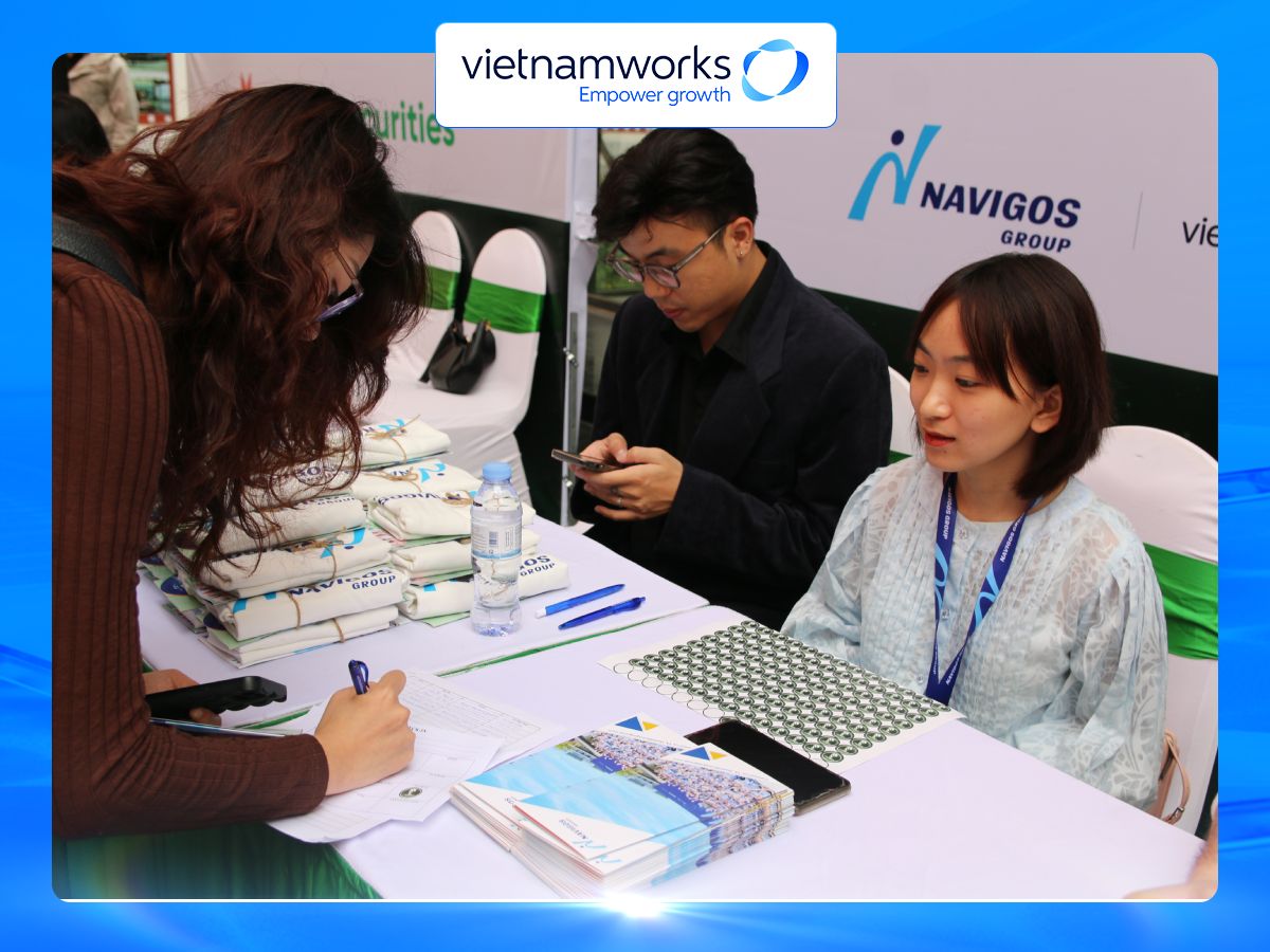Các bạn sinh viên đăng ký cuộc thi dưới sự tư vấn, hỗ trợ từ các nhân viên của VietnamWorks