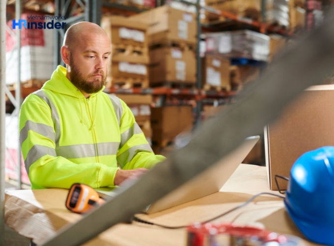 Nhân viên vận hành kho là một trong những vị trí công việc quan trọng trong ngành logistics