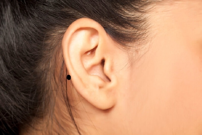 Nốt ruồi ở sau tai trái phụ nữ là biểu hiện của một người điềm tĩnh