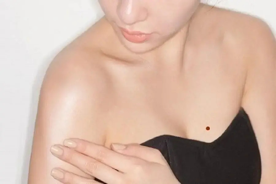 ý nghĩa nốt con ruồi bên trên ngực phụ nữ